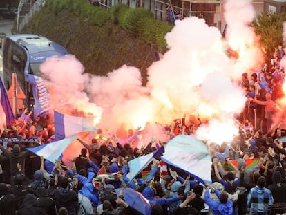 Seguidores del Eibar y del Alavés reciben a los jugadores antes del choque celebrado en Ipurua.