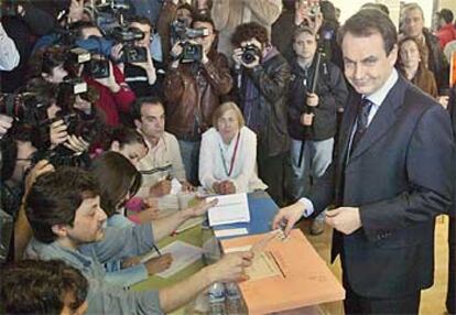 Rodríguez Zapatero vota en la Escuela Casa de la Música de la localidad madrileña de Las Rozas.