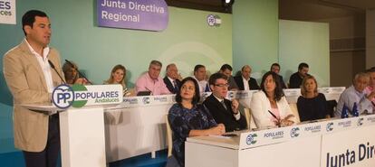 María Dolores de Cospedal escucha en el centro de la mesa la intervención de Juan Manuel Moreno en la junta directiva del PP celebrada en Sevilla este martes.
