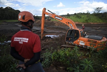 Los bomberos escrutan el lodo en Brumadinho en busca de restos del desastre de enero. Aún hay 37 personas desaparecidas.