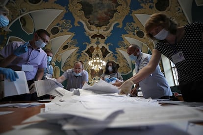 Miembros de una comisión electoral local de Moscú cuentan las papeletas, el miércoles por la noche en la capital rusa. 