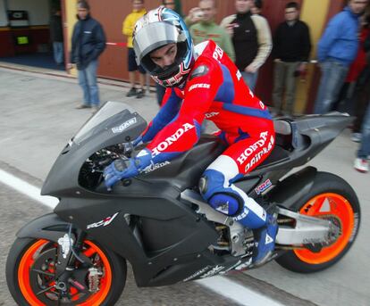 Dani Pedrosa, campen del mundo de 250cc, a bordo de la Honda RC211V en una sesin de entrenamiento, de MotoGP, que utiliz tras cambiar de categora, en el circuito de Cheste (Valencia).