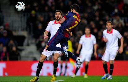 Villa cabecea ante Botía en el primer gol del Barça al Sevilla el pasado sábado.