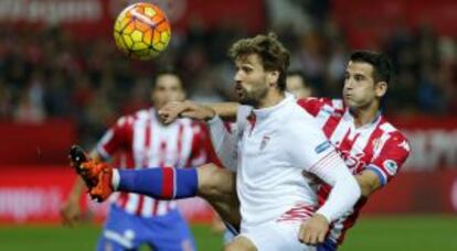 Llorente pugna por el balón