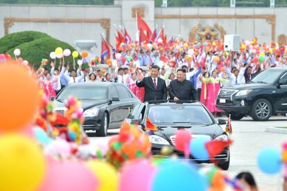 El presidente chino, Xi Jinping, y el líder norcoreano, Kim Jong-un, saludan a la multitud a su llegada a Pyongyang. Las conversaciones sobre el programa nuclear norcoreano parecen haber formado parte importante de la conversación entre Xi y su anfitrión, Kim Jong-un.