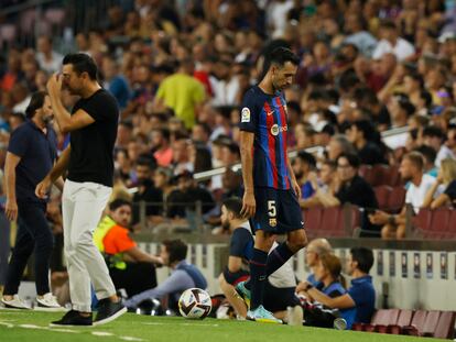 Busquets se marcha expulsado durante el partido ante el Rayo Vallecano en la primera jornada de Liga en el Camp Nou.