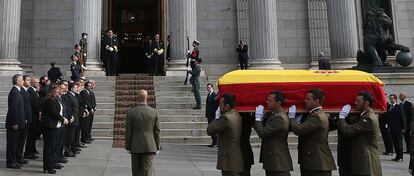 Llegada del féretro con los restos mortales del expresidente Adolfo Suárez al Congreso donde ha sido instalada la capilla ardiente.
