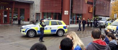 Cordó policial a l'escola atacada a Trollhättan (Suècia).