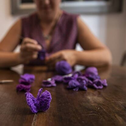 Itziar Prats, al fondo, tejiendo mariposas que simbolizan a sus dos hijas, el pasado septiembre.