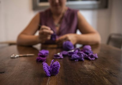 Itziar Prats, al fondo, tejiendo mariposas que simbolizan a sus dos hijas, el pasado septiembre.