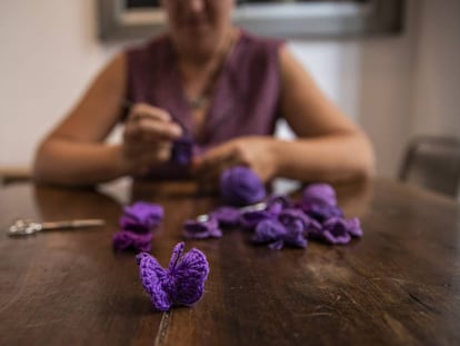 Itziar Prats, al fondo, tejiendo mariposas que simbolizan a sus dos hijas, el pasado septiembre.