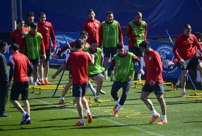 Los jugadores del Atlético de Madrid en el estadio Calderón en la víspera de su partido de fútbol Liga de Campeones contra el Milan.