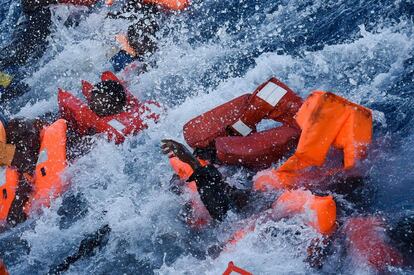 Migrantes y refugiados entran en pánico al caer al agua durante el rescate. 