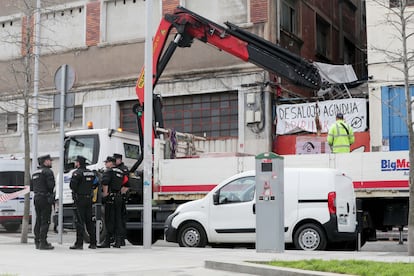 Efectivos de la ertzaintza custodian el centro social ocupado en el barrio de Rekalde de Bilbao.