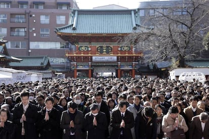 Una multitud reza ante el templo Kanda Myojin en Tokio (Japón). Ejecutivos y empresarios japoneses de diversas compañías visitan el templo a principio del año para pedir por su riqueza y sus éxitos empresariales.