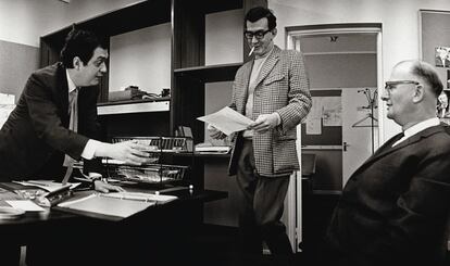 Victor Lyndon, productor asociado de Kubrick, entre el director y Arthur Clarke (a la derecha) durante una reunión en el despacho del primero. El de Kubrick, dicen, estaba demasiado desordenado para albergar estas reuniones.