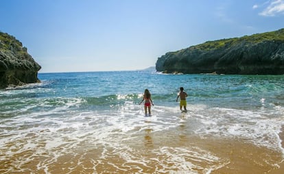 Playa de San Antonio, en Llanes (Asturias).