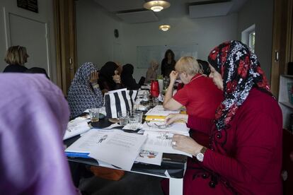 Un grupo de mujeres aprende danés en Fakti, una organización que apoya a las mujeres inmigrantes, en su mayoría musulmanas, en el centro de Copenhague. La organización cuenta también con un jardín donde las mujeres plantan las hiervas de sus países. El olor incentiva los recuerdos de la infancia de las mujeres, explica la directora de la organización. es un recuerdo que les hace sentir bien, que les hace sentir cómodas y a salvo, explica.