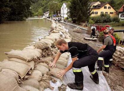 Ciudadanos alemanes tratan de contener la crecida del Danubio el pasado verano.