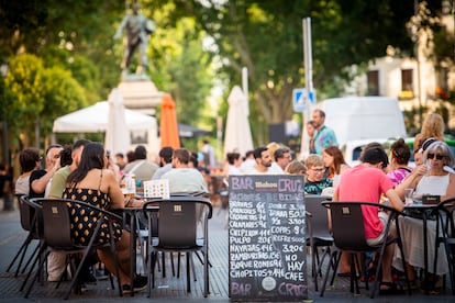 Personas en una terraza de Madrid durante el verano.