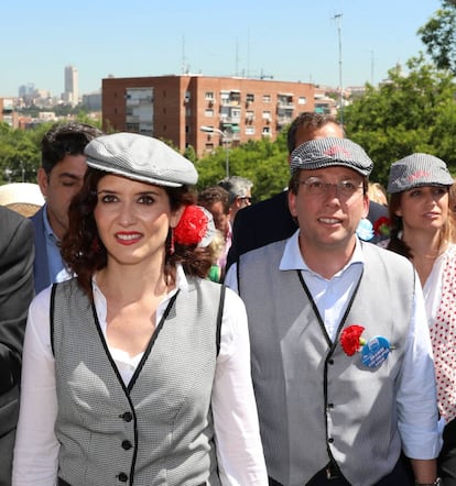 Isabel Díaz Ayuso y José Luis Martínez-Almeida visitan la Pradera de San Isidro.