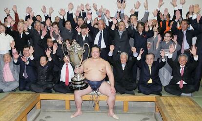 Kisenosato, con la copa de ganador del torneo de enero. 