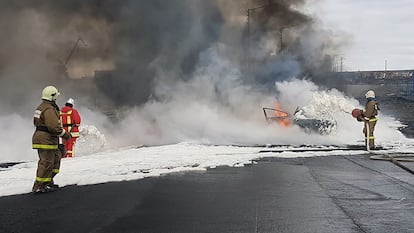 Un grupo del Ministerio de Emergencias de Rusia apaga un incendio en el tanque que provocó el vertido, el pasado domingo. 