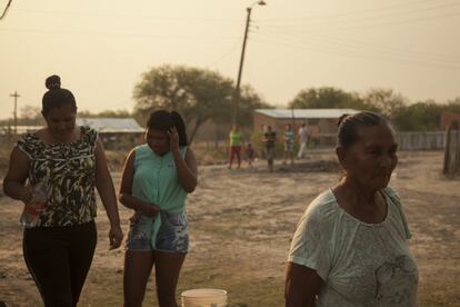 Mujeres yshyr caminan en su comunidad. La cultura de sus ancestros depende de que se siga transmitiendo de madres y abuelas a hijas y nietas.