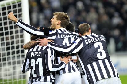 Los jugadores del Juventus, con Llorente en el centro, celebran el gol de Vidal.