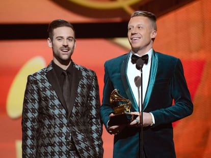 Ryan Lewis y Macklemore con el Grammy 2014 a mejor artista.