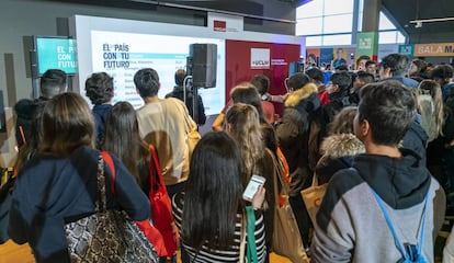 Asistentes a 'EL PAÍS con tu futuro' se informan en la zona expositiva. 