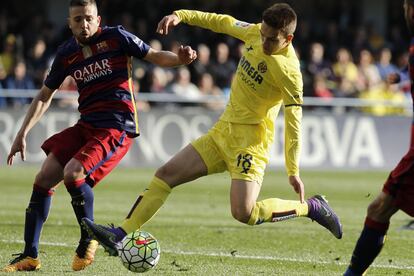 Denis Suárez (d) ante la oposición de Jordi Alba.