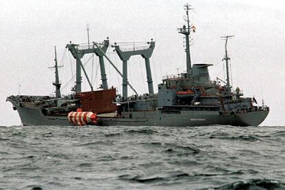 Imagen de archivo del barco <i>Mikhail Rudnitsky</i> liberando el batiscafo durante las labores de rescate del submarino <i>Kursk</i>, en agosto de 2000.