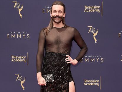 Así posó Jonathan Van Ness en la alfombra roja de los Emmy creativos 2018.