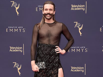 Así posó Jonathan Van Ness en la alfombra roja de los Emmy creativos 2018.