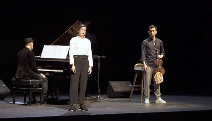 obra de teatro 'Yo soy el que soy': El del violín es Aaron Lee, la actriz es Verónica Roldán y el pianista es Gaby Goldman