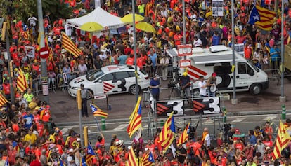Unidades de TV3 en el paseo de Gràcia en la manifestación de la Diada de 2019.