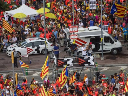 Unidades de TV3 en el paseo de Gràcia en la manifestación de la Diada de 2019.