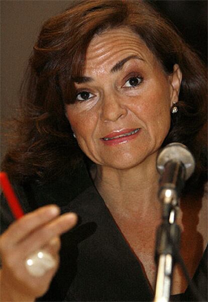 La ministra de Cultura, Carmen Calvo, durante la rueda de prensa para hacer balance del cine español en 2005.