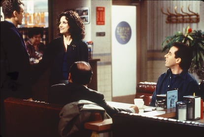 El personaje de Elaine Benes (Julia Louis-Dreyfus) presenta a su nuevo novio a sus mejores amigos, Jerry Seinfeld (interpretado por él) y George Constanza (Jason Alexander), en un capítulo de la serie de los noventa 'Seinfeld'.