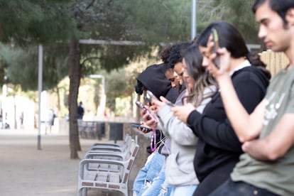 Más de la mitad de los jóvenes asegura que usa “demasiado” su móvil
