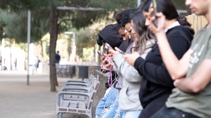 Jóvenes con su móvil en una plaza pública de Gran Canaria.