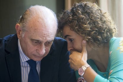 La ministra de Sanidad, Dolors Montserrat, habla con el exministro del Interior Jorge Fernández Díaz.