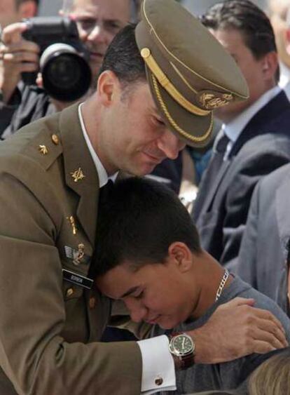 El príncipe Felipe consuela al familiar de uno de los soldados muertos en Líbano durante los funerales de Estado celebrados ayer en Paracuellos.