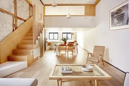 <p>Gracias a su nueva distribución, las habitaciones de esta vivienda madrileña han ganado en amplitud y funcionalidad. Salón, cocina y comedor comparten espacio. La fotografía en la pared es de Gabriel Asdrúbal. </p> -<br><p>Antes de la reforma, este piso de finales del siglo XIX y 150 metros cuadrados estaba compartimentado en 12 pequeñas estancias, con 25 huecos de ventanas que daban a 5 patios interiores. Un laberinto que el arquitecto Gabriel Asdrúbal ha transformado en un espacio versátil, que puede funcionar igualmente como vivienda —con tres dormitorios y varios espacios comunes— o, gracias a sus amplias estancias y techos altos, como estudio profesional. El interiorista ha dejado al descubierto paredes con sus acabados constructivos originales para mantener intacto el espíritu de casa señorial de 1890. También ha conservado el suelo de roble macizo, el hierro texturizado en las carpinterías exteriores y la madera de castaño en las interiores. Para la creación de nuevos volúmenes ha elegido el cartón yeso, un material que, al ser de fácil montaje y no requerir secado, permite que los espacios sean más adaptables. Y como guiño al refuerzo estructural que hubo que hacer antes de comenzar la obra, quedan a la vista los chapados lineales de madera en los perímetros superiores de cada espacio. </p>