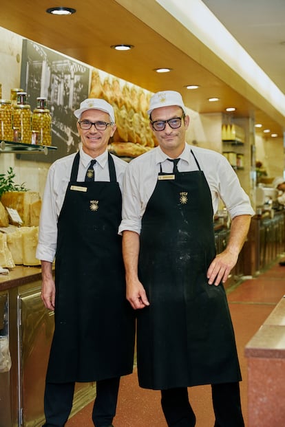 Dos veteranos trabajadores de la célebre tienda milanesa.