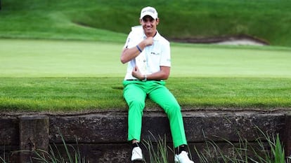 Manassero, con el trofeo.