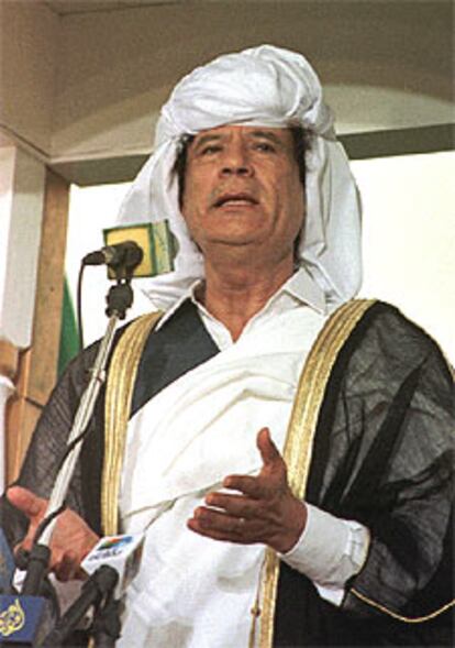 Muammar el Gaddafi pronuncia un discurso en Trípoli en mayo de 1998.