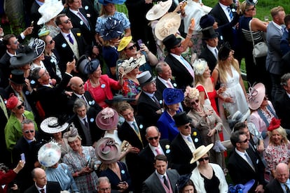 El Royal Ascot fue fundado por la reina Ana del Reino Unido en 1711. La monarca se decantó por este hipódromo, ya que era ideal para que "los caballos galoparan a toda velocidad". Hoy, se ha convertido en uno de los eventos más importantes para los ingleses, así como en una atracción deportiva. Aquí no solo se va a ver, sino sobre todo a ser visto.