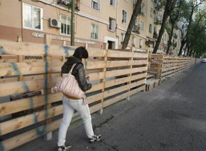 La cerca hace invisibles los comercios de la calle de Sáinz de Baranda.